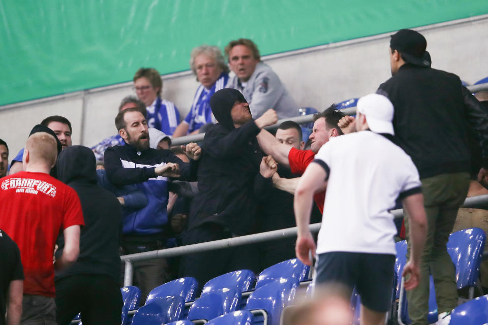 Auf der Tribüne der Veltins-Arena kam es zu gewalttätigen Auseinandersetzungen. (Bild: Getty Images)