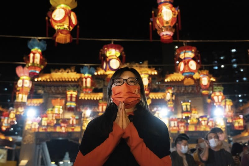 <cite>2023年1月21日，香港民眾在黃大仙祠祈求新年平安。（美聯社）</cite>