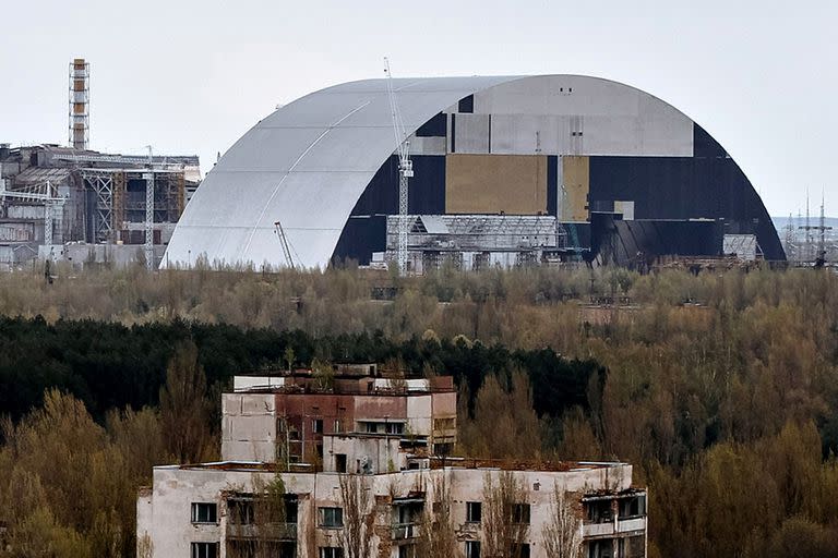 Vista general de la construcción de un nuevo refugio protector que se colocará sobre los restos del reactor nuclear número 4 de la central nuclear de Chernobyl, Ucrania. Fotografía tomada en abril de 2016