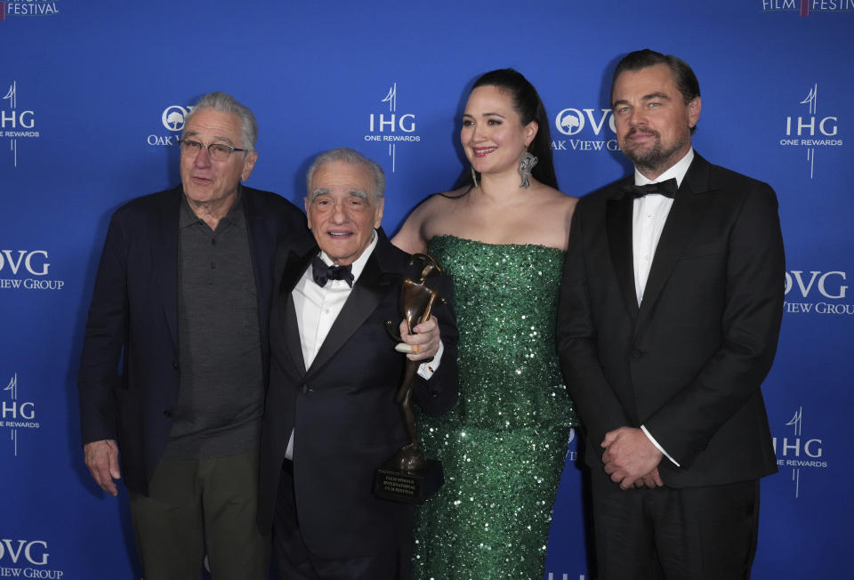 Robert De Niro, de izquierda a derecha, Martin Scorsese, Lily Gladstone, y Leonardo DiCaprio, ganadores del premio vanguardia por "Killers of the Flower Moon", posan en la sala de prensa de la 35a edición anual del Festival de Internacional de Cine de Palm Springs el 4 de enero de 2024, en Palm Springs, California. (Foto Jordan Strauss/Invision/AP)