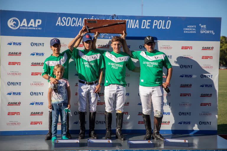 Lucas Monteverde (n.), Adolfo Cambiaso (n.), Bartolomé Castagnola (h.) y Bartolomé Castagnola levantan el trofeo Duque de Edimburgo como campeones del Abierto de San Jorge, en Palermo; otro logro de La Natividad.