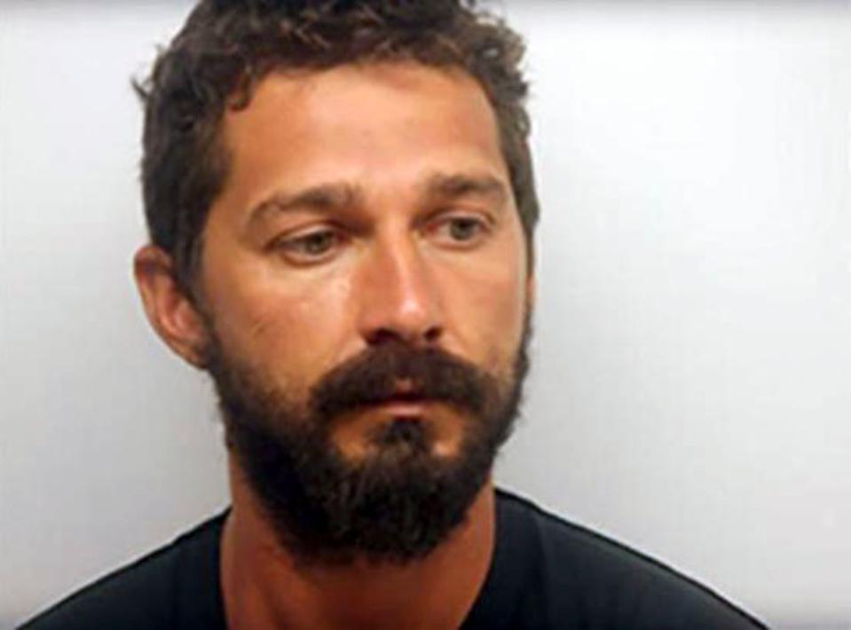 Auch er kam aufgrund von Drogenmissbrauch und gewalttätigem Verhalten bereits mehrfach mit dem Gesetz in Konflikt: 2017 wurde Shia LaBeouf in Savannah, Georgia wegen Trunkenheit in der Öffentlichkeit und ungebührlichem Verhalten verhaftet. Er wurde zu einem Jahr auf Bewährung, einer Strafe von 1.000 Dollar und einer Therapie verurteilt. (Bild: Kypros/Getty Images)