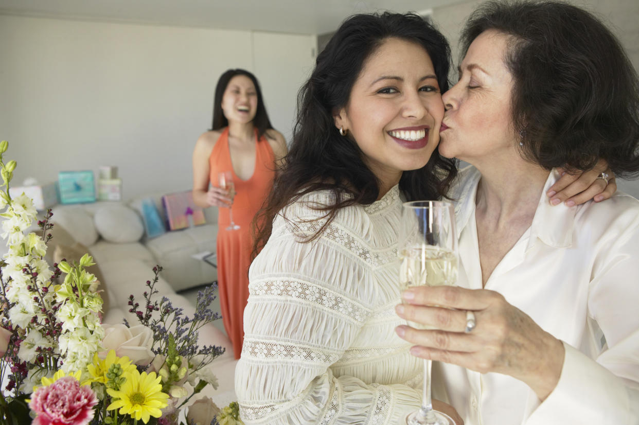 Este 10 de mayo dale algo diferente, un licor siempre será una buena opción para comprartir/Getty Images.