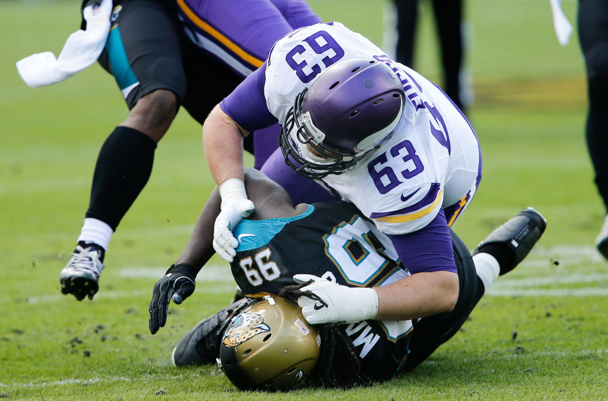 Offensive lineman Randall McDaniel of the Minnesota Vikings looks on  Foto di attualità - Getty Images