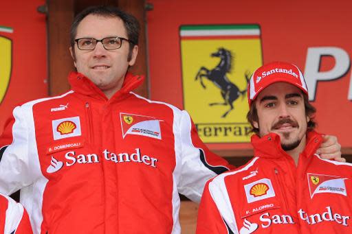 El piloto español de Ferrari Fernando Alonso y el entonces jefe del equipo, el italiano Stefano Domenicali, posan juntos el 29 de enero de 2011 en Maranello, Italia (FERRARI PRESS OFFICE/AFP/Archivos | -)