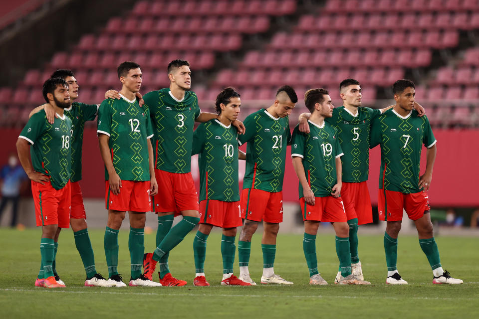 KASHIMA, JAPAN - AUGUST 03: Players of Team Mexico watch on during the penalty shoot out during the Men's Football Semi-final match between Mexico and Brazil on day eleven of the Tokyo 2020 Olympic Games at Kashima Stadium on August 03, 2021 in Kashima, Ibaraki, Japan. (Photo by Buda Mendes/Getty Images)