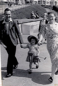 Jack Annall (left) with his late wife May and daughter Mary. (SWNS)