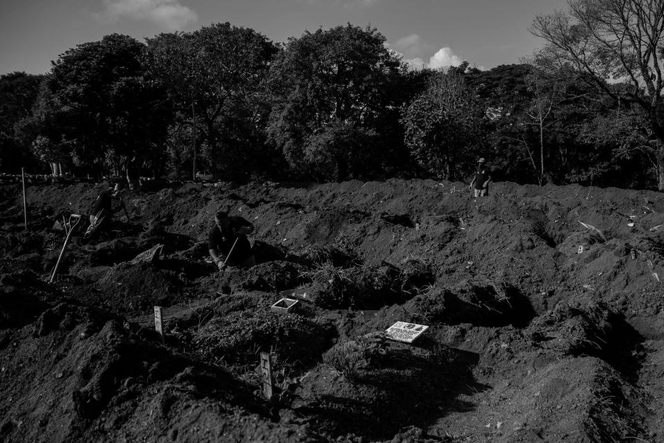 ***ARQUIVO*** SÃO PAULO, SP, 27.04.2021 - Sepultadores preparam covas e recolhem restos humanos no Cemitério Vila Formosa, em São Paulo. (Foto: Mathilde Missioneiro/Folhapress)