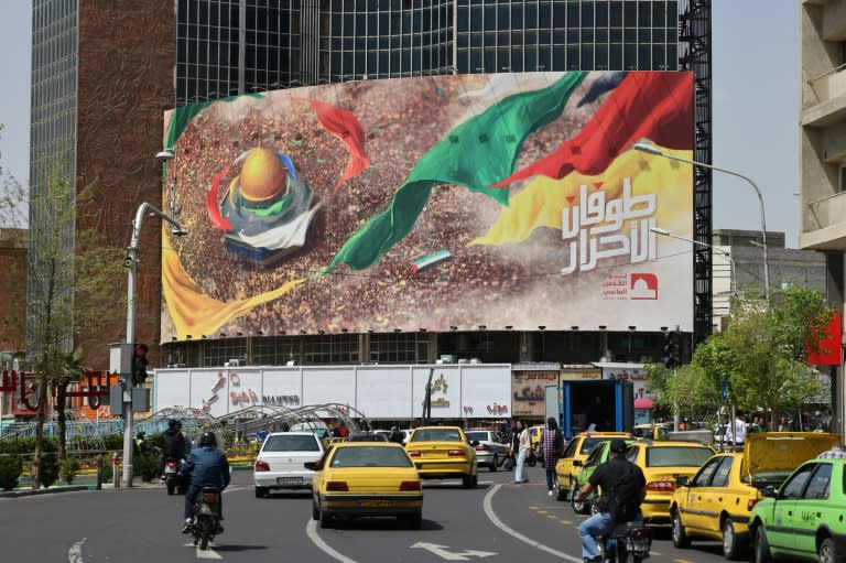 Un poster géant pro-palestinien dans une rue de Téhéran, le 13 avril 2024 (ATTA KENARE)