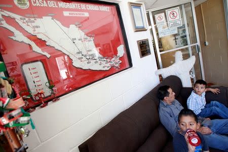 Salvadoran migrant Epigmenio Centeno and his sons, nine-year old Axel Jaret (front) and three-year old Steven Atonay, sit inside the shelter House of the Migrant, after Epigmenio decided to stay with his children in Mexico due to U.S. President Donald Trump's policy that separates immigrant children from their parents, in Ciudad Juarez, Mexico June 19, 2018. REUTERS/Jose Luis Gonzalez