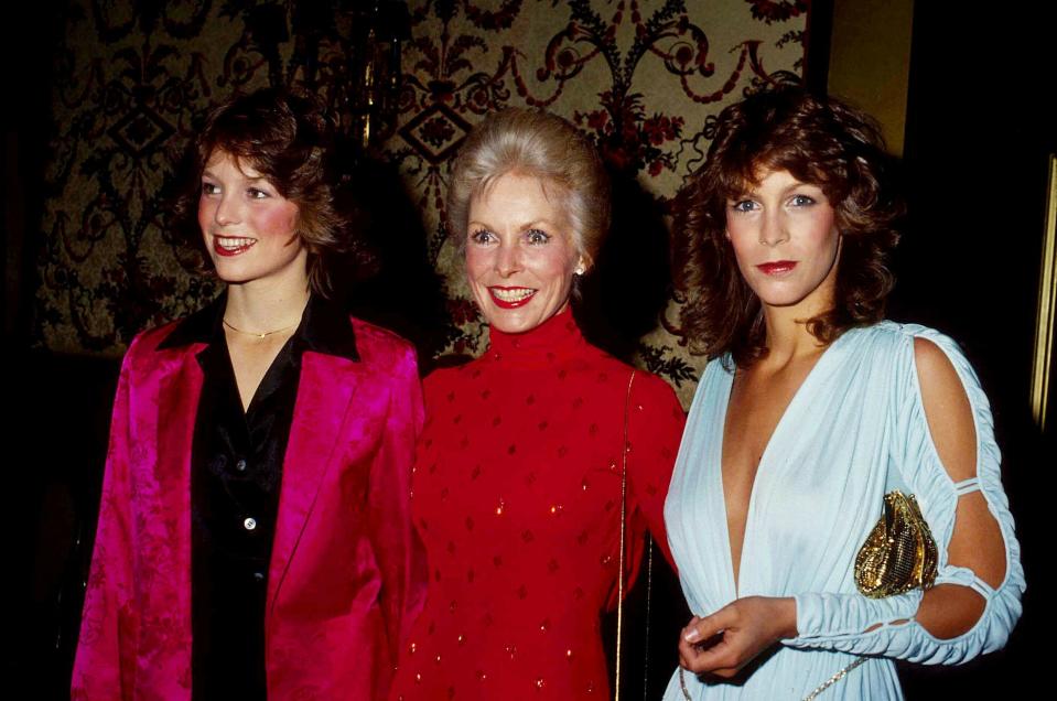 Jamie Lee Curtis With Her Mother Janet Leigh, And Sister Kelly CurtiS 1980.. Credit: 2131465Globe Photos/MediaPunch /IPX