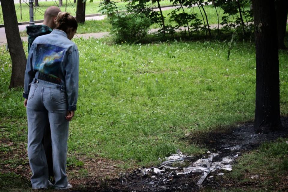 Passers-by look at the site of a downed Russian missile's fragment falling near the Kyiv Zoo on May 16, 2023 in Kyiv. (Andriy Zhyhaylo/Obozrevatel/Global Images Ukraine via Getty Images)