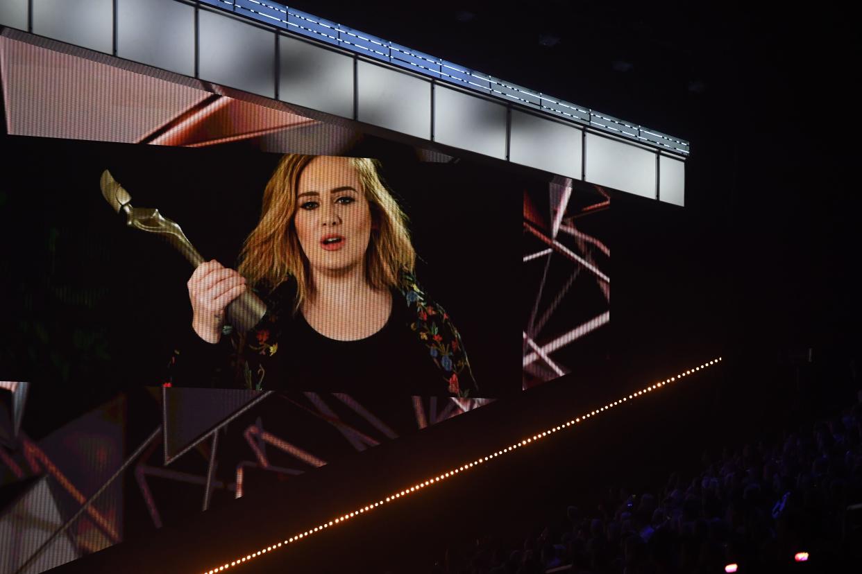 Ein Bildschirm mit Sängerin Adele bei den BRIT Awards 2017 (Bild: Getty Images)