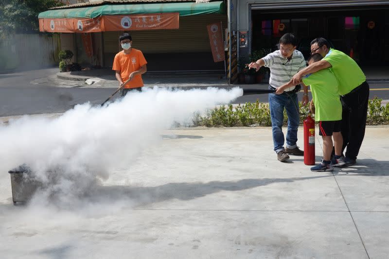 ▲吳鳳科大消防系副教授麥守義指導民眾如何使用滅火器及正確滅火。（圖/吳鳳科大提供）