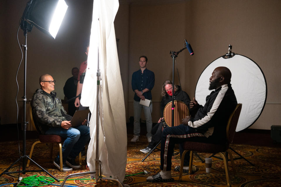 Alexis Argüello júnior, hijo del campeón de boxeo, entrevista al expúgil James Toney, al que llamaban Lights Out, para un documental de Showtime en Verona, Nueva York, el 10 de junio de 2022. (Ben Cleeton/The New York Times)
