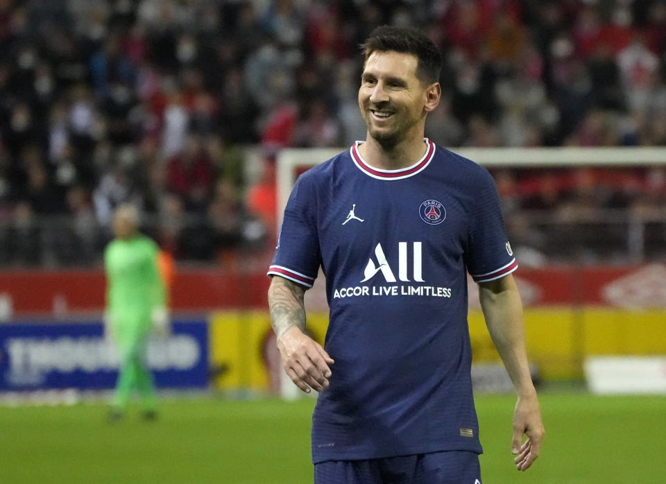 El delantero argentino del PSG Lionel Messi sonríe durante el partido contra el Reims por la liga francesa, el domingo 30 de agosto de 2021. (AP Foto/Francois Mori)