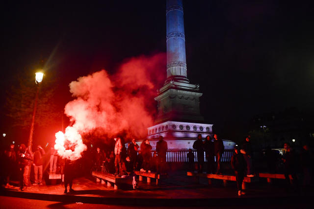 Des manifestants allument des fusées éclairantes lors d’une manifestation à Paris après que la Cour constitutionnelle française a approuvé les éléments clés de la réforme controversée des retraites ce vendredi 14 avril.