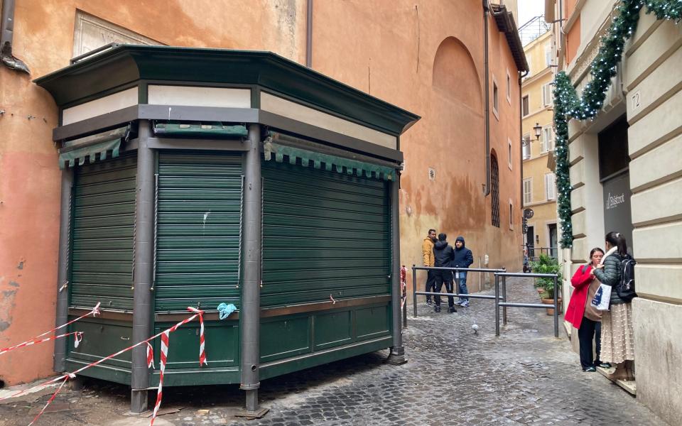 A once thriving kiosk near the Trevi Fountain has closed down