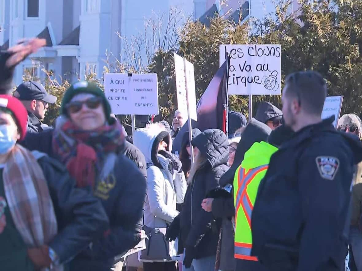 A group of protesters opposing a drag queen storytelling event were met with counter-protesters in Sainte-Catherine Sunday. (Radio-Canada - image credit)