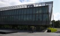 Members of the media walk in front of the headquarters of soccer's international governing body FIFA in Zurich, Switzerland, May 27, 2015. REUTERS/Ruben Sprich