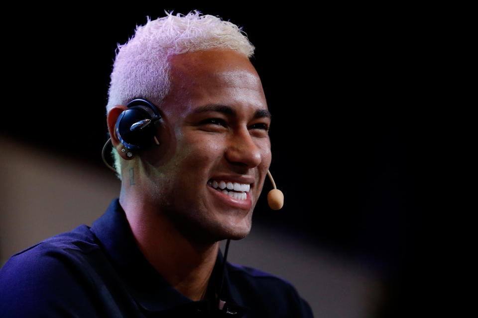 <p>Hier lächelt Neymar während einer Pressekonferenz mit platinblondem Schopf in die Kameras der Fotografen. Die Haare waren zu diesem Zeitpunkt noch um einige Zentimeter länger. (Bild: Getty Images) </p>