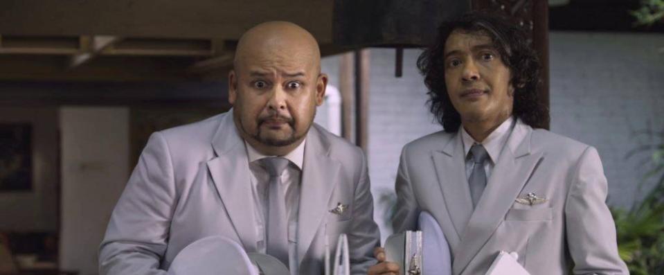 The late Jit Murad (right) and Harith Iskandar are two visitors from the other realm who visit Bapak in the film. — Picture via SpiltGravy.com