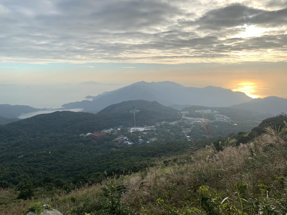 離開第一個小山坡繼續上山，沿路看見日落，以及遠處的大