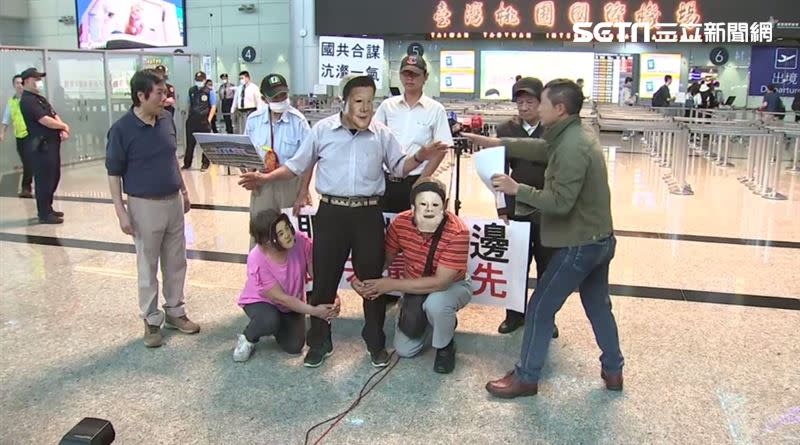 傅崐萁率17藍委前往中國訪問,台灣國在桃園機場出境大廳上演行動劇表達抗議。