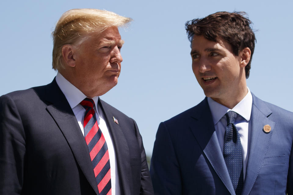 2018年6月8日，美國總統特朗普在加拿大舉行的G-7峰會歡迎儀式中，與加拿大總理杜魯多（Justin Trudeau）談話。 （AP Photo／Evan Vucci）