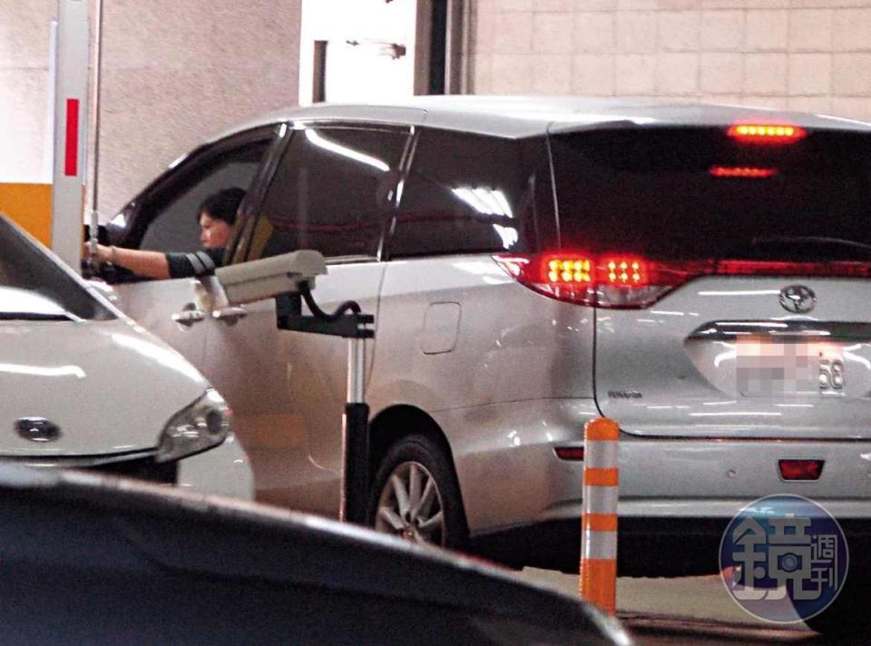 2018年5月1日13：07，游淑慧負責開車，一度搖下車窗刷卡離開停車場。