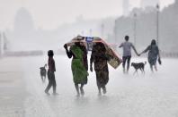 <strong>Caught in the rain.</strong> (Photo by Mohd Zakir/Hindustan Times via Getty Images)