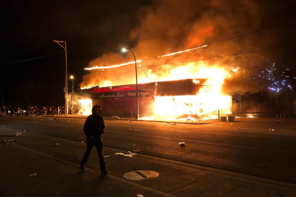 Las llamas destrozan una comisaría de Minneapolis incendiada por los manifestantes este 28 de mayo. (Foto: Kerem Yucel / AFP / Getty Images).