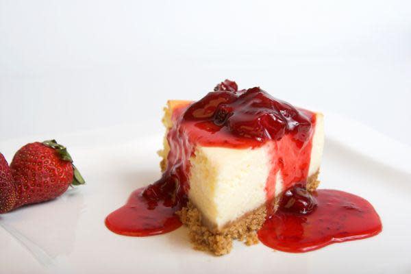 Cheesecake con coulis de frutillas