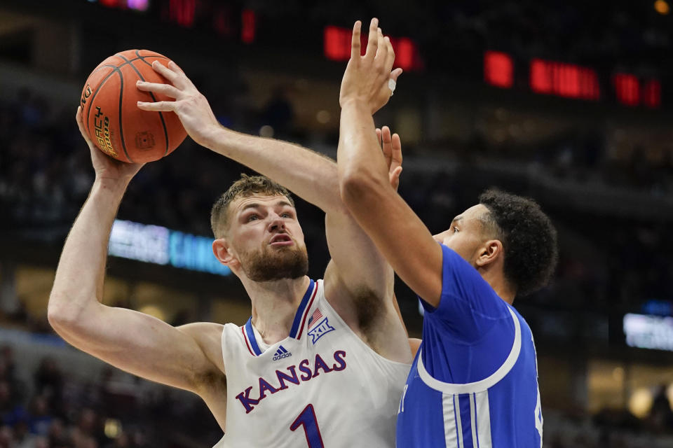 Kentucky forward Tre Mitchell, right, blocks a shot from Kansas center Hunter Dickinson during the second half of an NCAA college basketball game, Tuesday, Nov. 14, 2023, in Chicago. (AP Photo Erin Hooley)