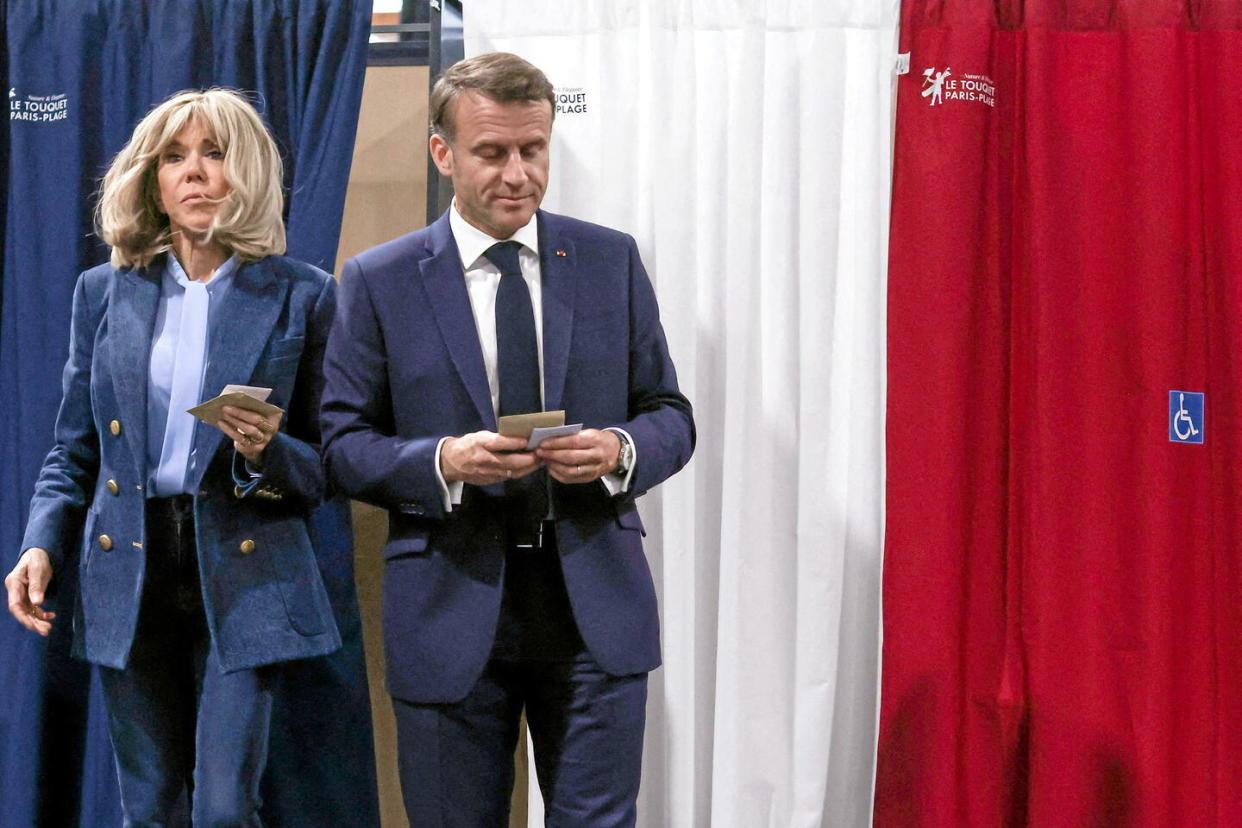 Le président Emmanuel Macron et son épouse Brigitte Macron dans un bureau de vote au Touquet (Pas-de-Calais),  le 9 juin 2024, jour de l'élection européenne.  - Credit:Stéphane Lemouton/Abaca