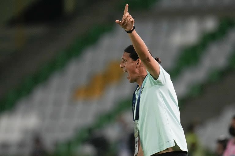 Germán Portanova, a pura indicación, durante la Copa América de Colombia, donde sus dirigidas consiguieron el tercer puesto y la clasificación al Mundial