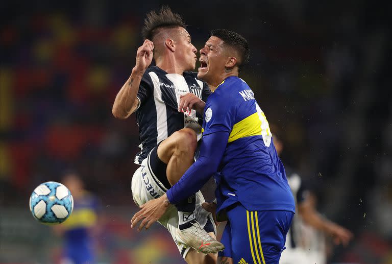 Marcos Rojo tuvo un cruce ríspido con Carlos Auzqui en la cancha de Santiago del Estero e hizo un tiro por elevación a River, tras ganar la Copa Argentina.