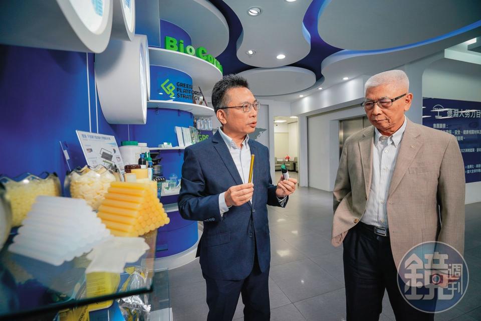 蕭錦聰（右）48年前創立德淵，生產3秒膠、熱熔膠等接著劑，兒子蕭向志（左）4年前接任董座。
