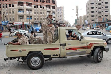 Yemeni army soldiers patrol a street in Mansoura district of Yemen's southern port city of Aden March 30, 2016. REUTERS/Fawaz Salman