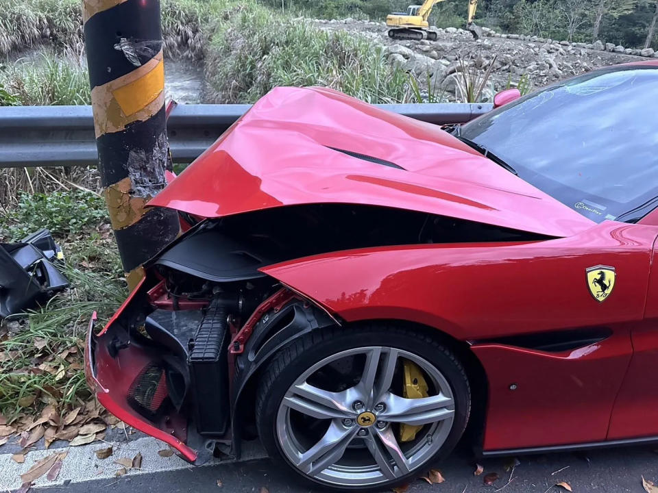 <strong>撞擊力道猛烈，車頭凹陷卡進電線桿，駕駛竟然毫髮無傷。（圖／中天新聞）</strong>