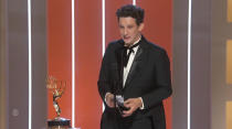 En esta imagen de video emitida por la Academia de la Televisión, Josh O'Connor recibe el premio Emmy al mejor actor en una serie de drama, por "The Crown", el domingo 19 de septiembre de 2021. (Television Academy via AP)