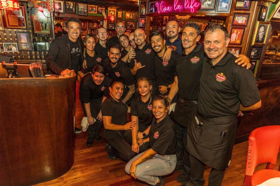 El propietario Gerardo Cea (en el extremo izquierdo) posando con el personal de su restaurante italiano Café Prima Pasta en Miami Beach el 5 de septiembre de 2023, mientras celebran el 30 aniversario. Cea dirige a 60 empleados.