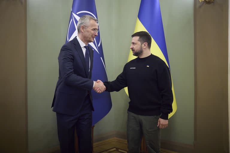 En esta imagen proporcionada por la oficina de prensa de la presidencia de Ucrania, el secretario general de la OTAN Jens Stoltenberg, izquierda, es recibido por el presidente ucraniano Volodimir Zelensky en Kiev, Ucrania, el jueves 20 de abril de 2023. 