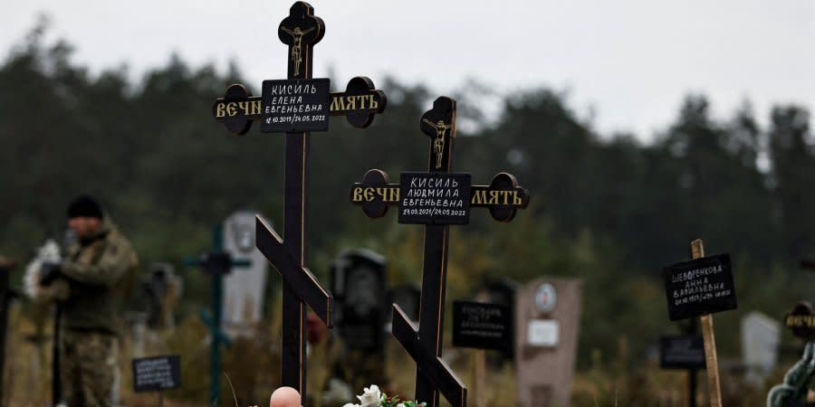 Mass burial of victims of Russian terror in liberated Lyman (Donetsk oblast), in the photo are graves of children born in 2019 and 2021