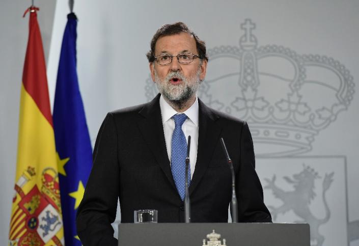 Spanish Prime Minister Mariano Rajoy gives a press conference after a cabinet meeting at La Moncloa Palace in Madrid, on October 27, 2017 (AFP Photo/JAVIER SORIANO)