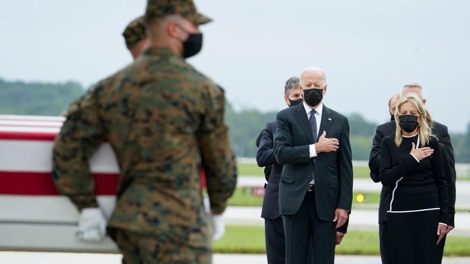 US-Präsident Joe Biden (2.v.r) und First Lady Jill Biden (r) bei der Rückführung von 11 der 13 US-Soldaten, die beim Selbstmordanschlag in Kabul getötet wurden.