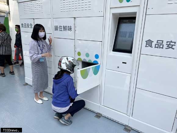 臺南郵局低溫智取櫃全新亮相，提供減碳便利服務。（記者李嘉祥攝）