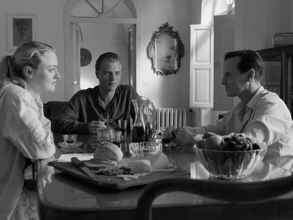 In der Netflix-Serie "Ripley" schleicht sich Hochstapler Tom Ripley (Andrew Scott, r.) bei Dickie Greenleaf (Johnny Flynn) und Marge Sherwood (Dakota Fanning) ein, und möchte am liebsten nie wieder gehen. (Bild: Netflix)