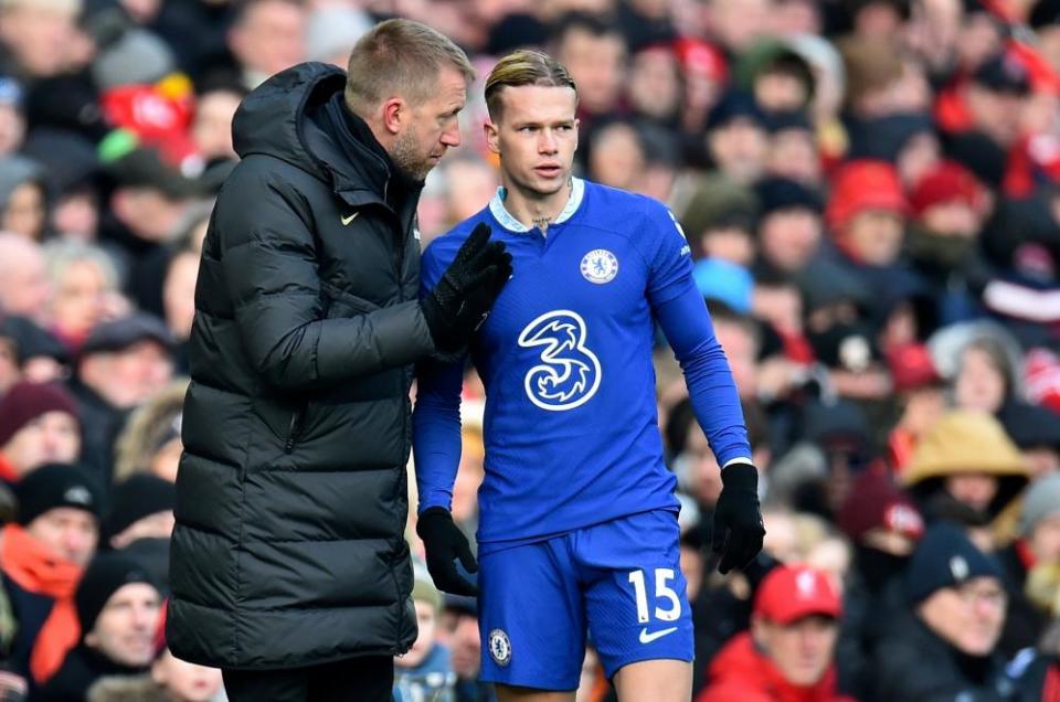 Chelsea’s head coach Graham Potter talks to Mykhailo Mudryk.