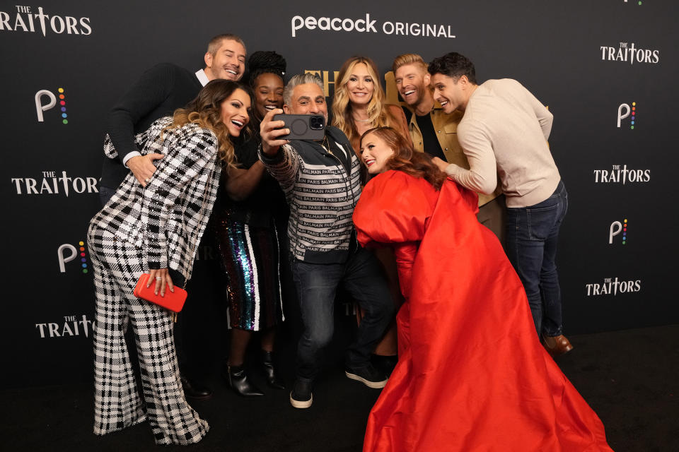 LES TRAÎTRES – L'appel photo des traîtres – Sur la photo : (gd) Arie Luyendyk Jr., Stephenie LaGrossa Kendrick, Cirie Fields, Reza Farahan, Kate Chastain, Rachel Reilly, Kyle Cooke, Cody Calafiore au Peacock Lounge le 14 décembre 2022 -- (Photo de : Virginia Sherwood/Peacock via Getty Images)